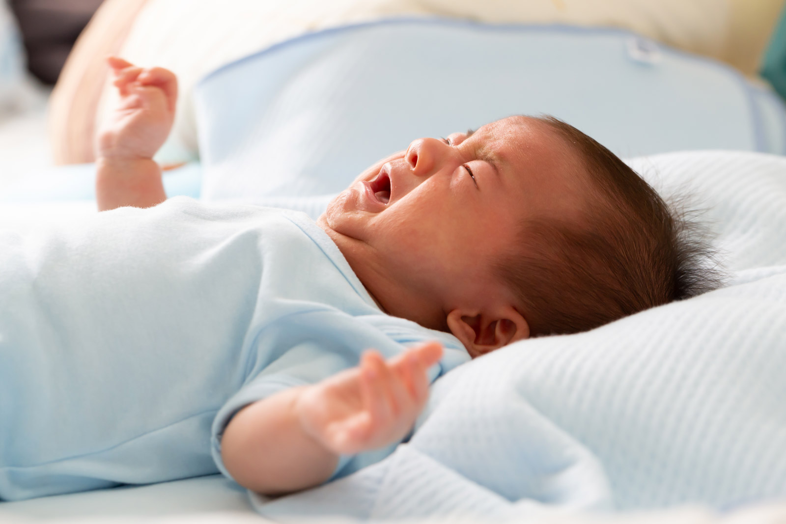 Il bambino che piange e si lamenta